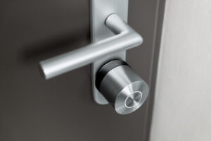 Nuki Ultra must uksel