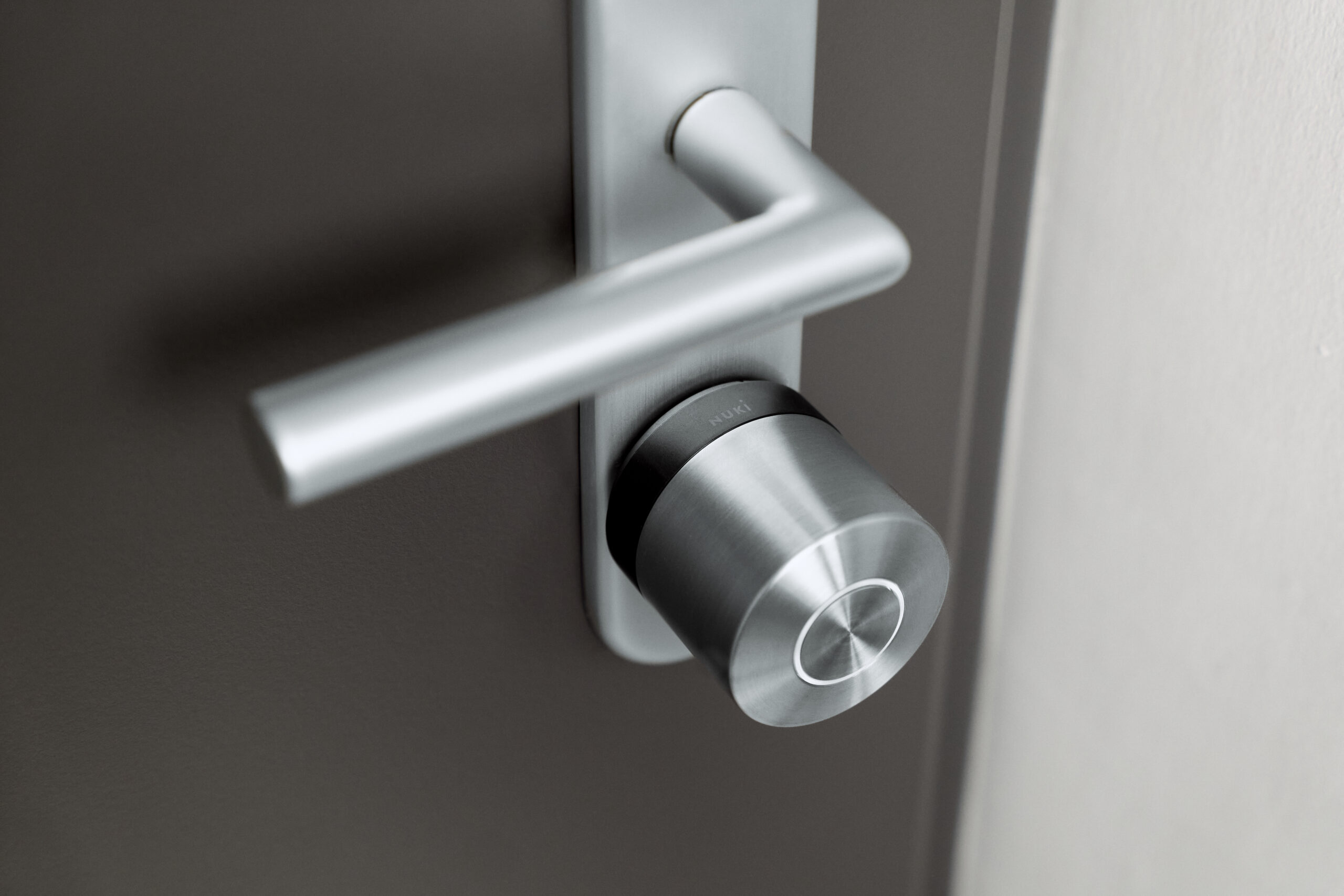 Nuki Ultra must uksel